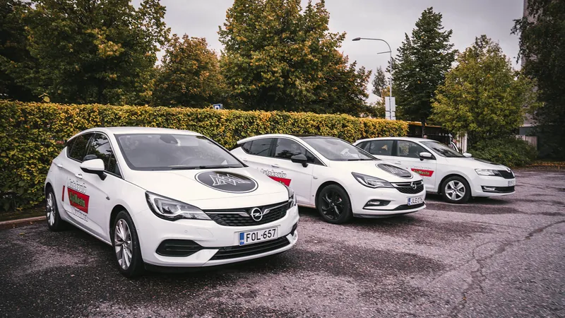 Autokoulu AjoMesta Nuutisen opetusautot Joensuussa
