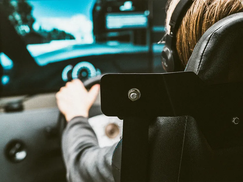 Oppilas harjoittelee ajosimulaattorilla Autokoulu AjoMesta Nuutisella