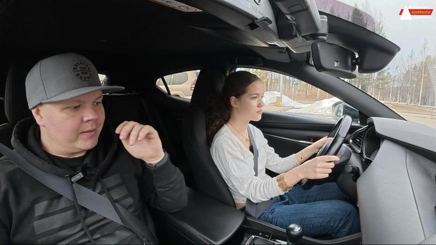 Opettaja ja oppilas autossa ensimmäisellä ajotunnilla — kuvakaappaus sarjan ensimmäisestä jaksosta